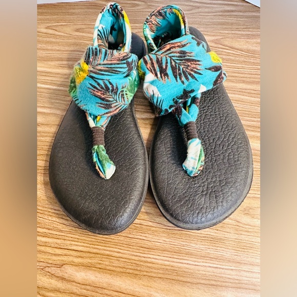 Sanuk Sandals - Picture 5 of 9